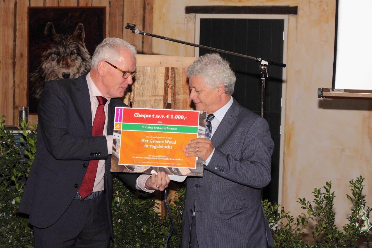 Uitreiking van de erfgoedcheque door Peter Maas, vice-voorzitter van de Streekraad Het Groene Woud, aan mr. R. Severijns, bestuurslid Stichting Brabantse Bronnen